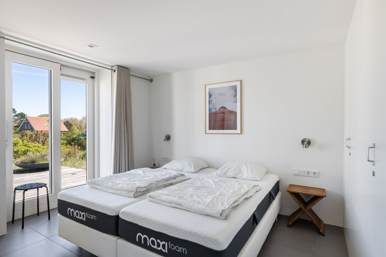vakantiehuis Jacobbschelp slaapkamer met twee persoonsbed boxspring en nachtkastjes