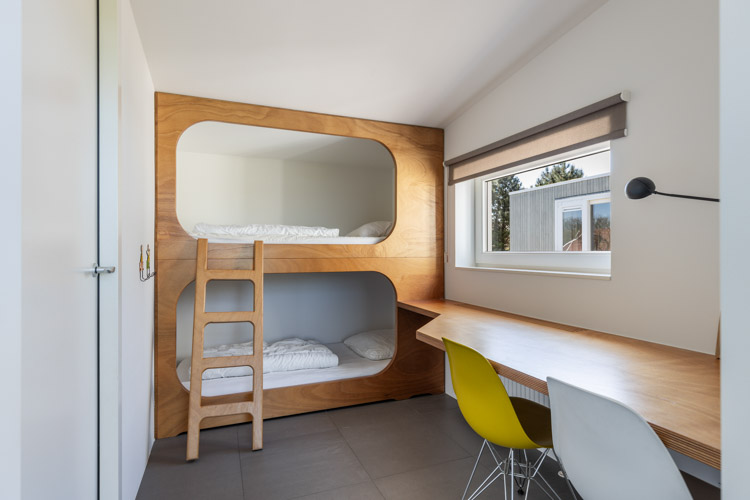 vakantiehuis Jacobbschelp slaapkamer met bijzonder houten stapelbed en bureau met 2 stoelen