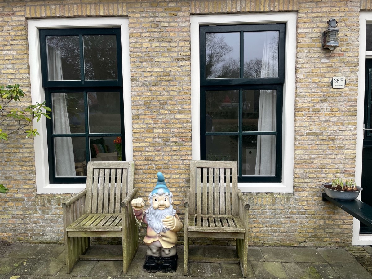 Kabouterhuisje Schiermonnikoog terras stoelen