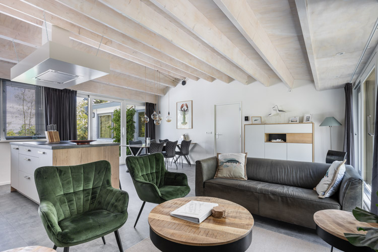 vakantiehuis Armeria woonkamer met groene stoelen engrijze bank