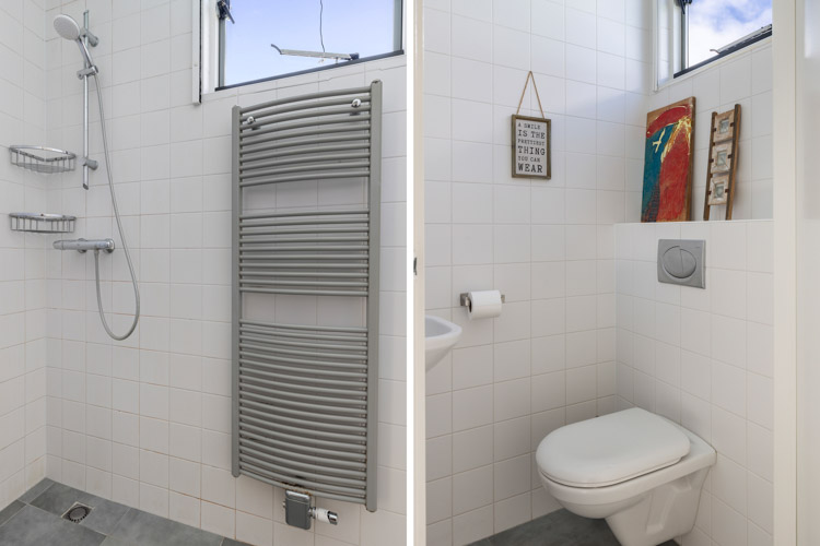 vakantiehuis de Zee de Zee badkamer met douche en designradiator en toilet