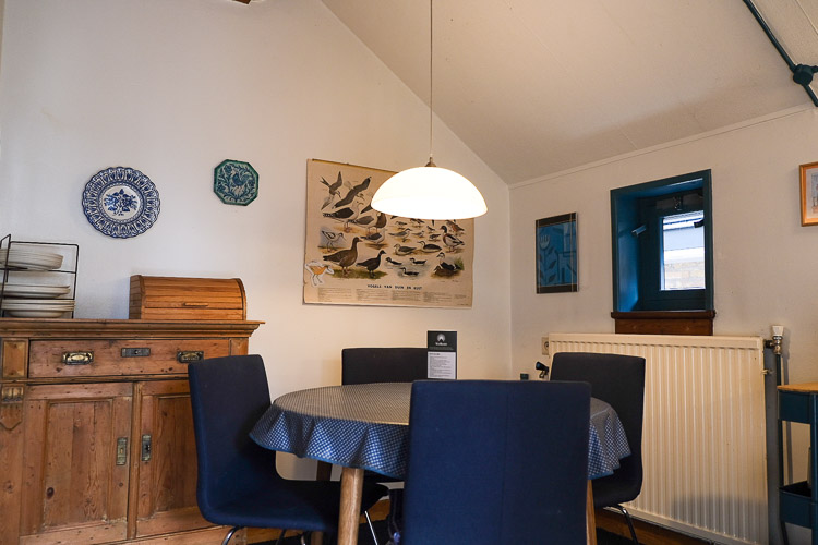 Vakantiehuisje schiermonnikoog Langestreek 132 keuken eettafel