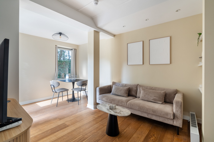 appartement Schiermonnikoog boszicht 16b woonkamer bank