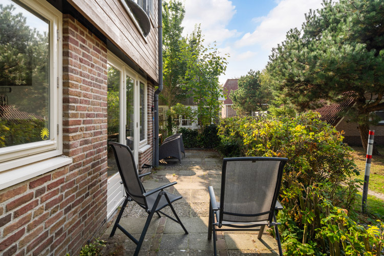 Appartement Boszicht 17 Schiermonnikoog voorzijde met terras en groen.