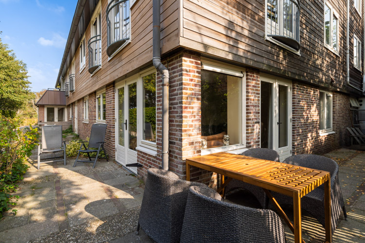 Ingang appartement Boszicht 17 met tuinpad Schiermonnikoog.