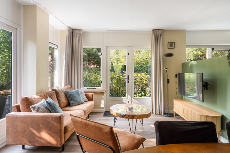 Ruime woonkamer Boszicht 17 met zithoek en tv Schiermonnikoog.