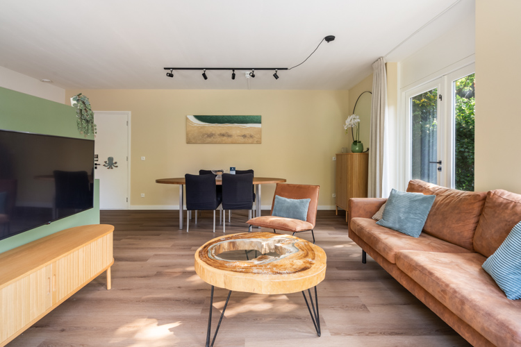 Woonkamer en eetgedeelte Boszicht 17 met veel licht.