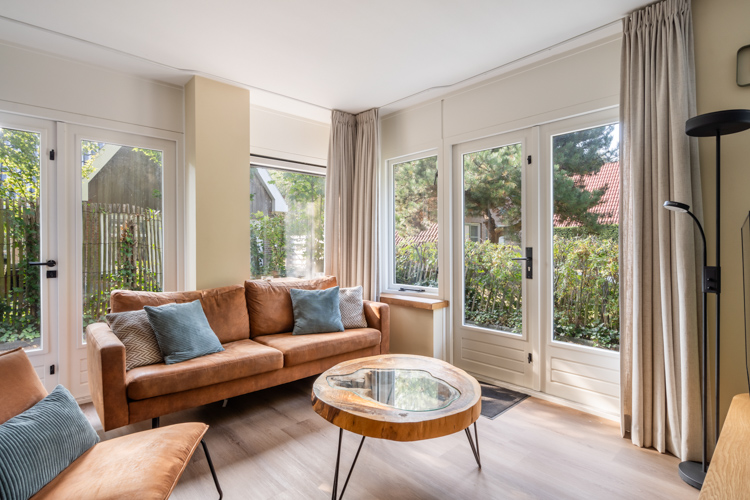 Gezellige woonkamer met openslaande deuren naar terras Boszicht 17.