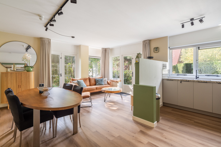 Open keuken en eethoek Boszicht 17 Schiermonnikoog.