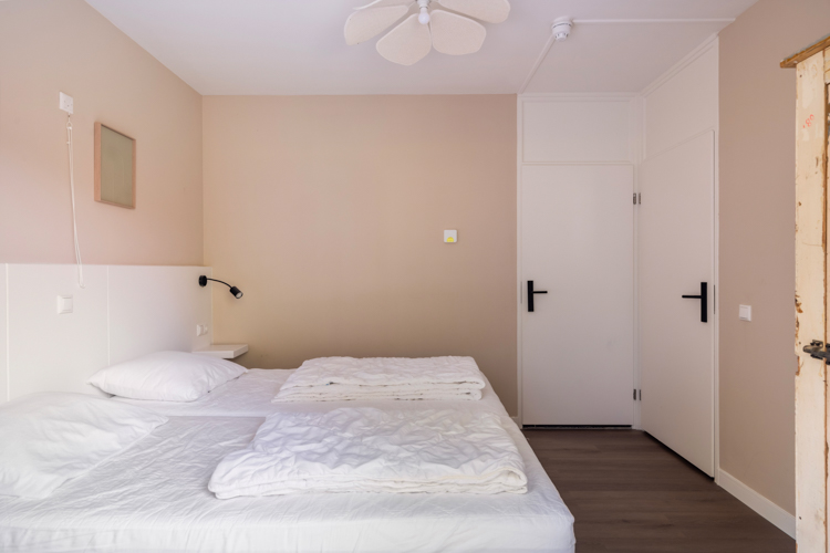 Slaapkamer Boszicht 17 met tweepersoonsbed en warme tinten.