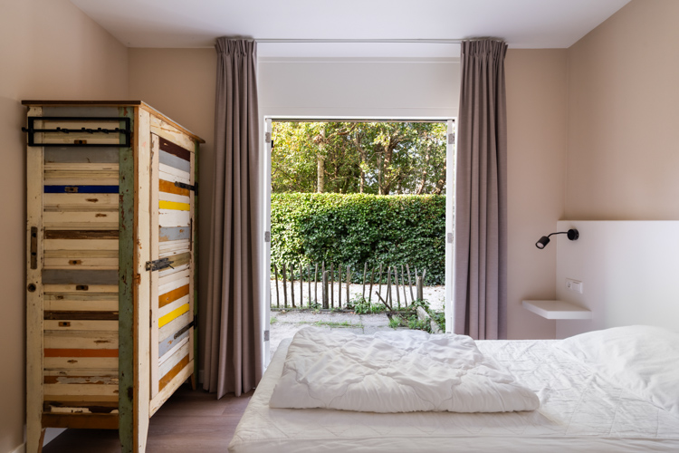 Ruime slaapkamer Boszicht 17 met openslaande deuren Schiermonnikoog.