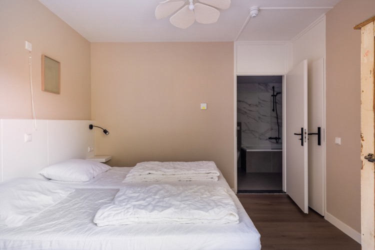 Ruime slaapkamer Boszicht 17 met badkamer ensuite Schiermonnikoog.