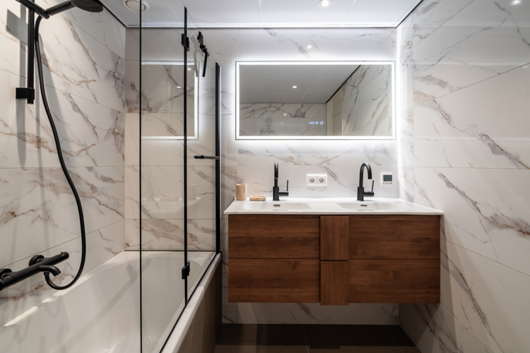 Badkamer Boszicht 17 met regendouche en was-droogcombinatie.