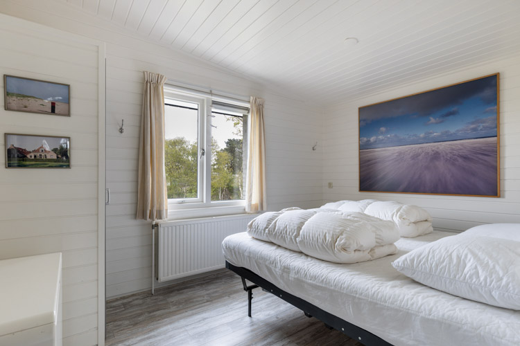 vakantiehuis het behouden huys slaapkamer met eenpersoons bed en raam