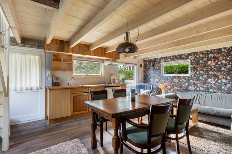 Vakantiehuis Schiermonnikoog Yn de Hamaye keuken eettafel