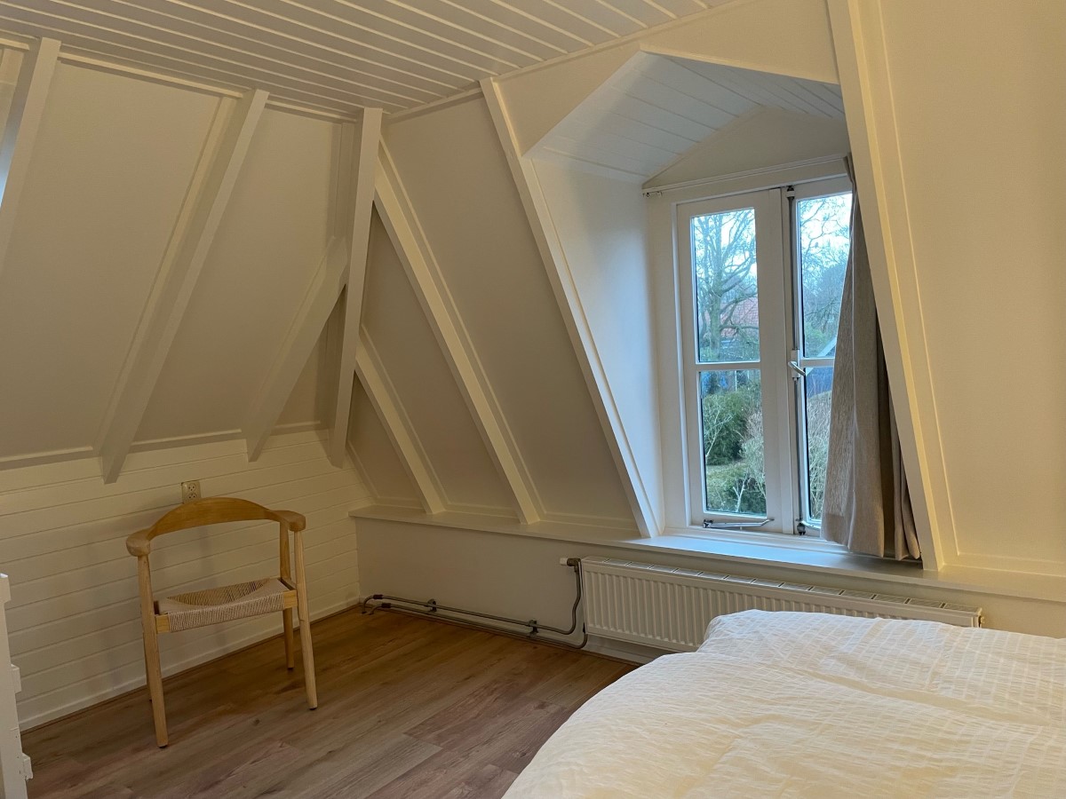 Kabouterhuisje Schiermonnikoog raam slaapkamer
