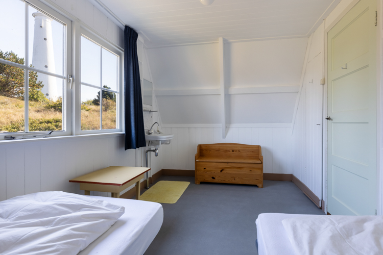 kijkduin vakantiehuisje op schiermonnikoog slaapkamer met uitzicht op vuurtoren