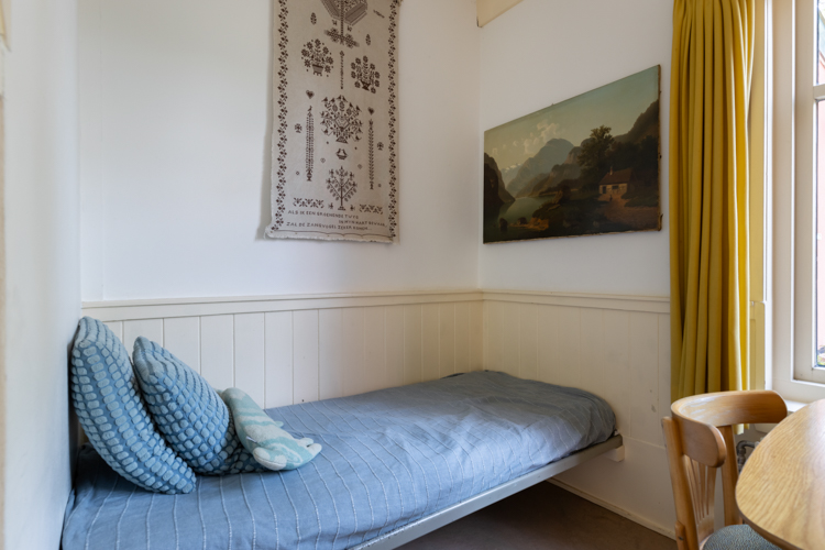 vakantiehuisje schiermonnikoog Koekoek eetkamer bank bed