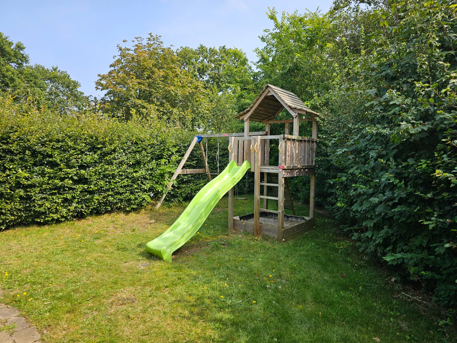 glijbaan speeltuin kindvriendelijk tuin oase bungalow schiermonnikoog