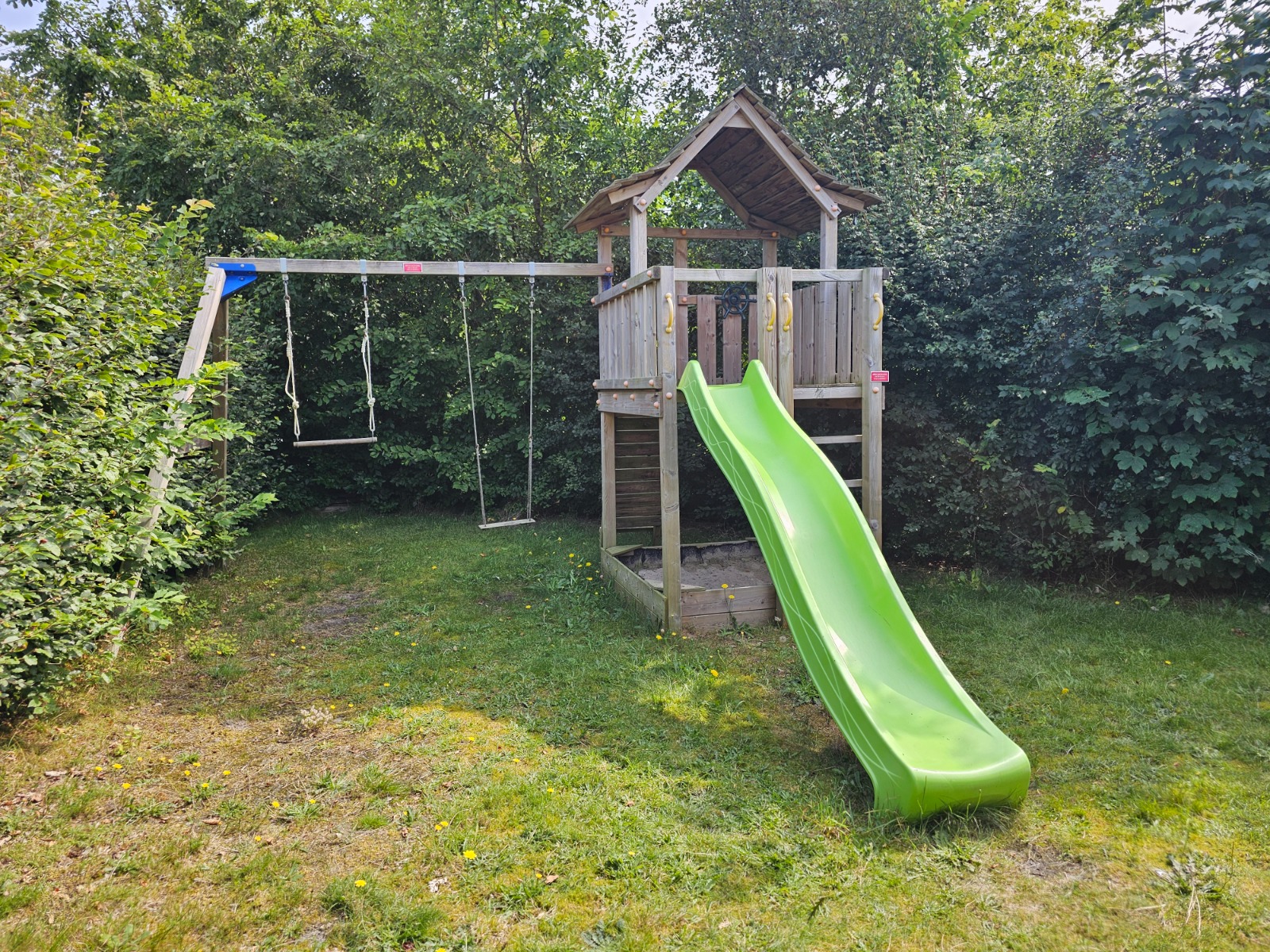 glijbaan speeltuin kindvriendelijk tuin oase bungalow schiermonnikoog1