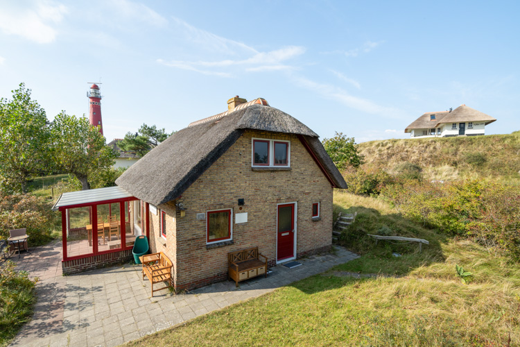 Tuin en vuurtoren Winterkoning vakantiehuis Schiermonnikoog