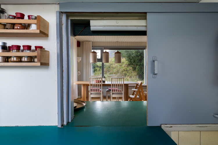 Winterkoning vakantiehuis Schiermonnikoog keuken doorkijk