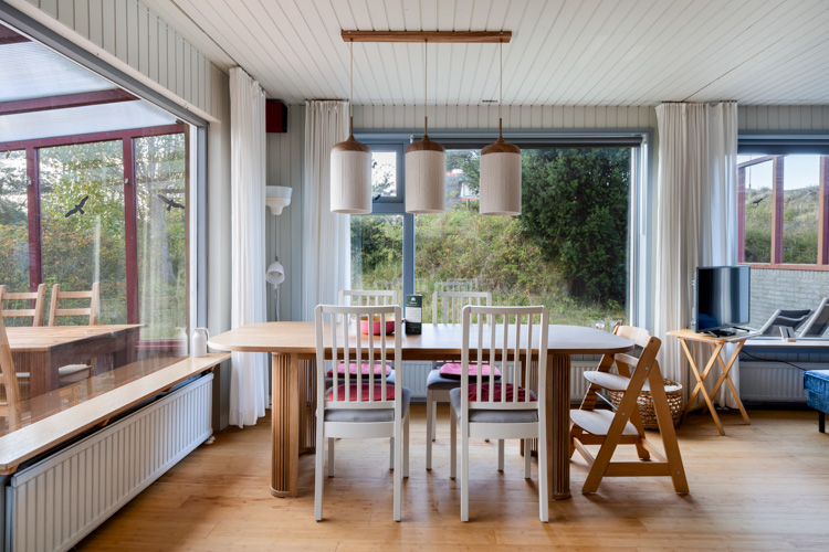 Woonkamer Winterkoning vakantiehuis Schiermonnikoog eettafel
