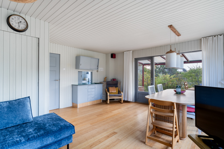 Winterkoning vakantiehuis Schiermonnikoog kast woonkamer