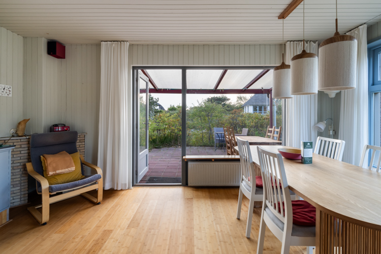 Winterkoning vakantiehuis Schiermonnikoog kast woonkamer doorloop naar terras