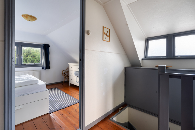 Winterkoning vakantiehuis Schiermonnikoog tweepersoonsbed slaapkamer overloop