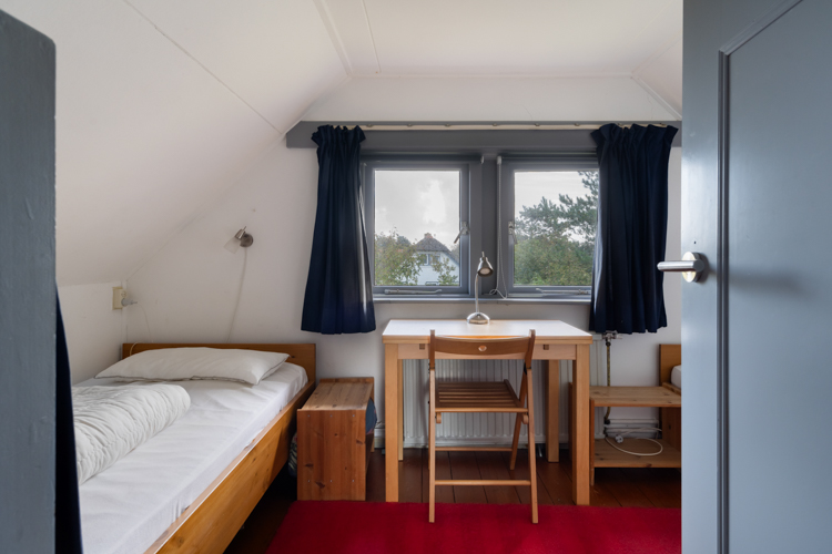 Winterkoning vakantiehuis Schiermonnikoog tweepersoons slaapkamer met werkkamer