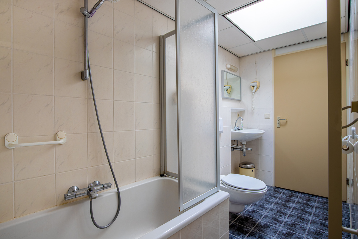 Badkamer met bad op Schiermonnikoog