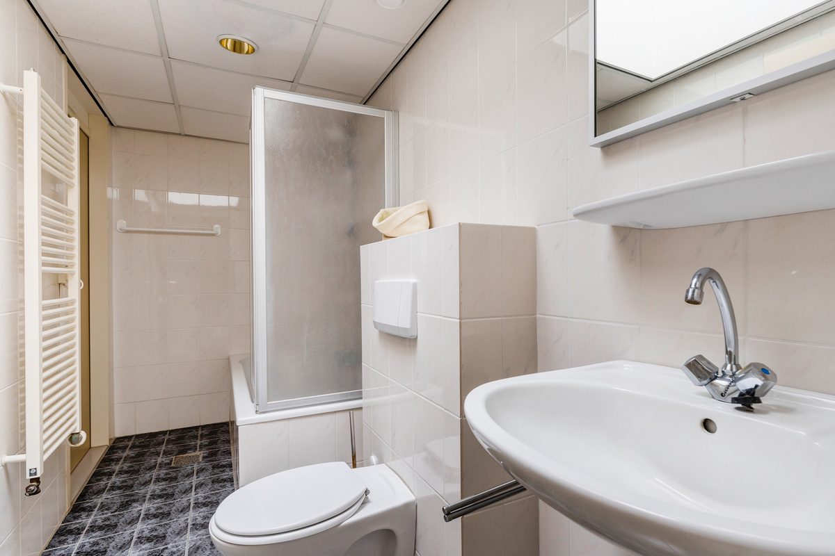 Ruime badkamer met bad op Schiermonnikoog