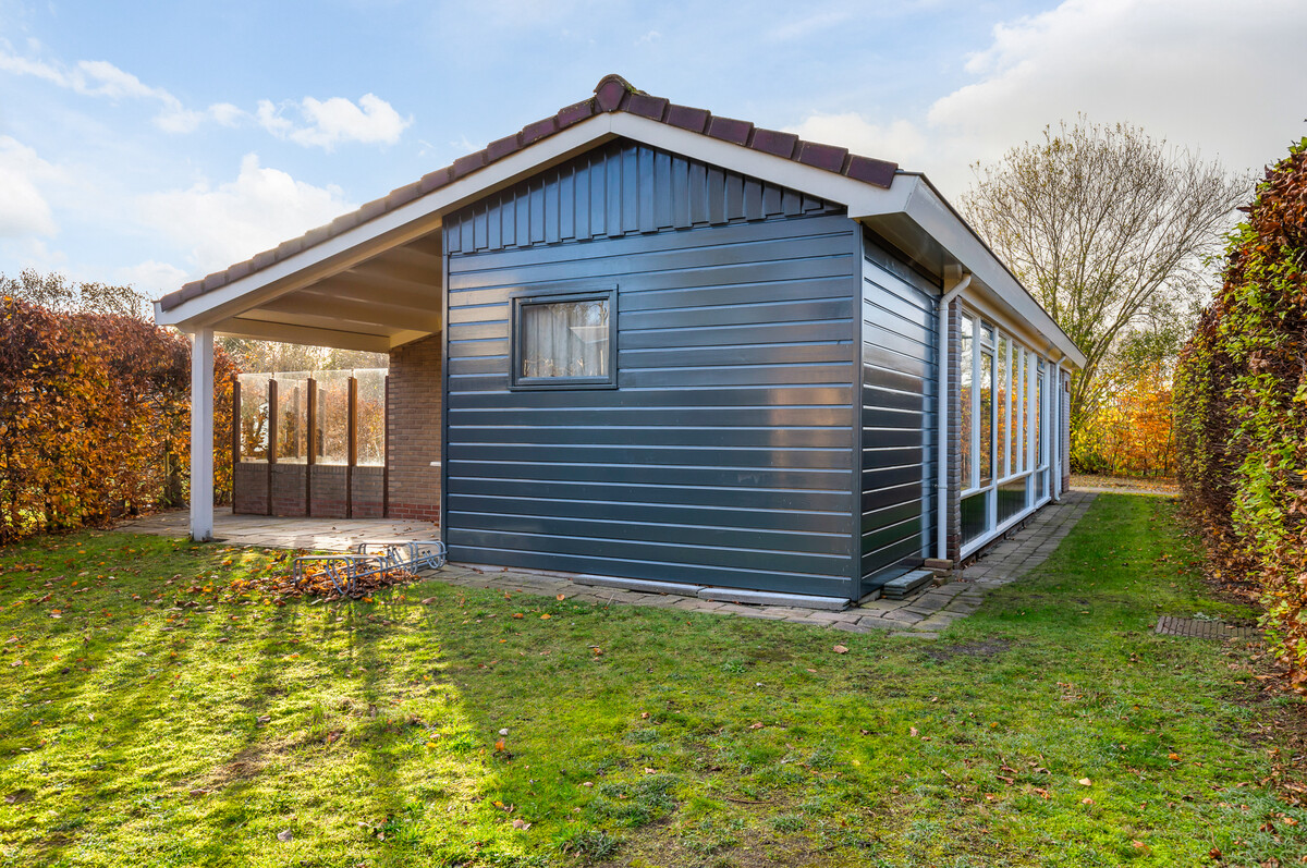 zijaanzicht tuin oase bungalow schiermonnikoog