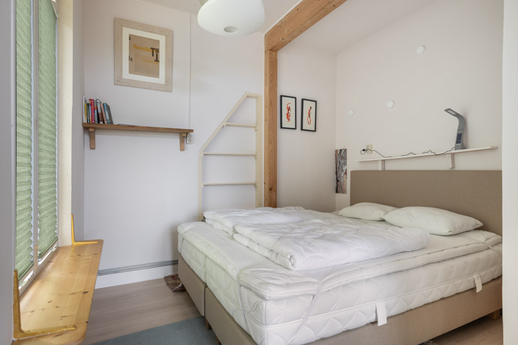 vakantiehuis Duin aan Zee slaapkamer met twee persoonsbed en bankje