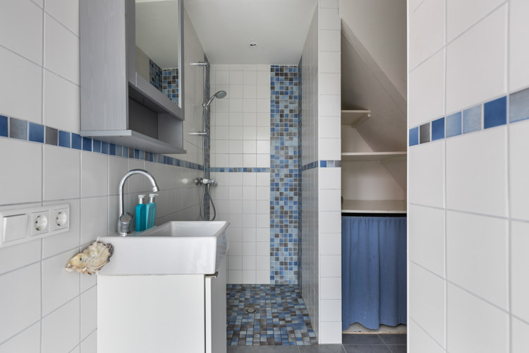 vakantiehuis Duin aan Zee badkamer met douche en opbergruimte