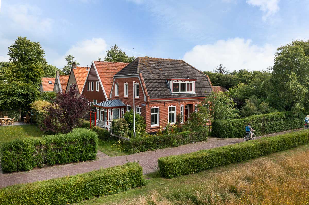 buiten zijkant vakantiehuis schiermonnikoog zevenhuizen