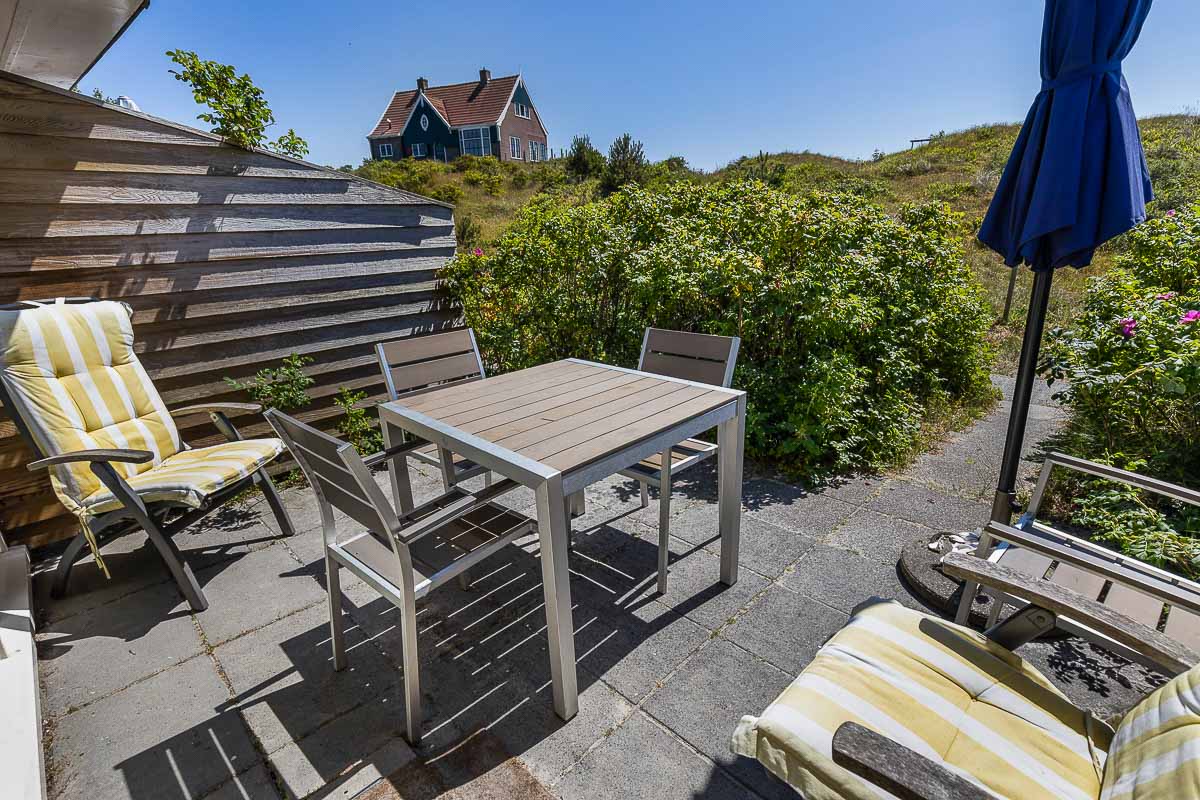 Zonnig terras vakantiehuis Schiermonnikoog cardium