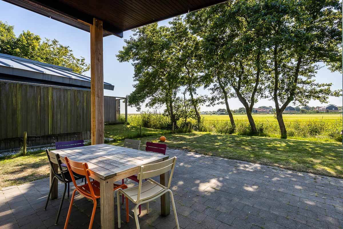 Buiten tafelen  Paardebloem vakantiehuis Schiermonnikoog