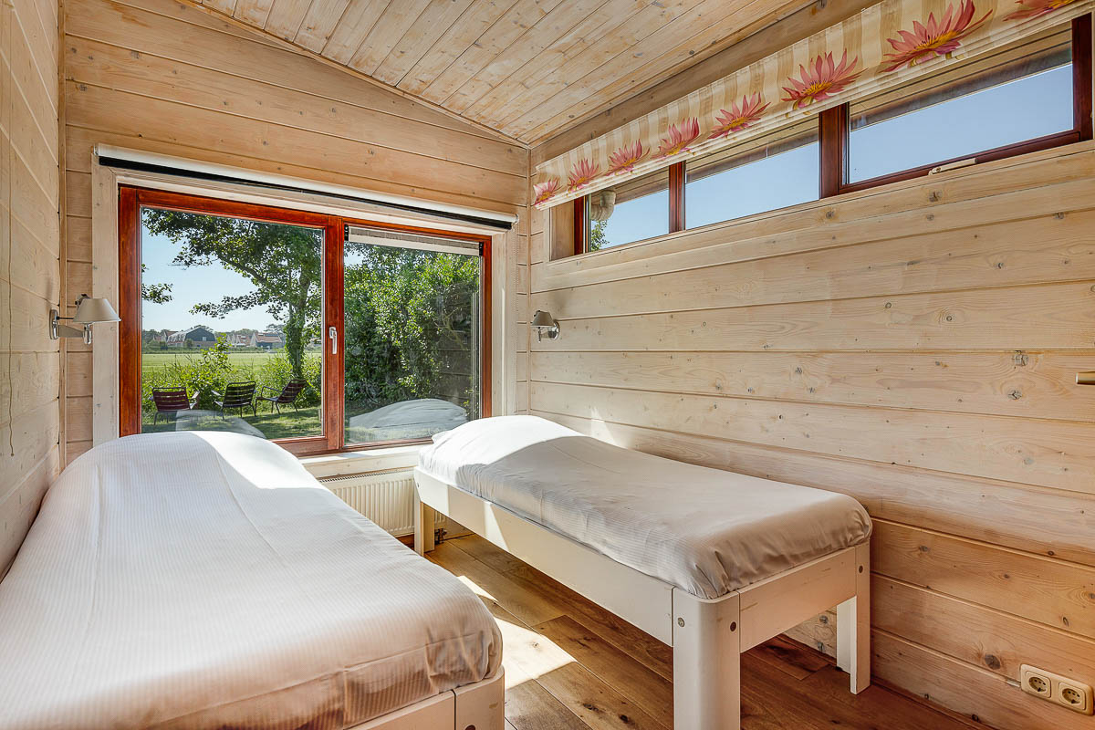  Slaapkamer twee losse bedden Paardebloem vakantiehuis Schiermonnikoog