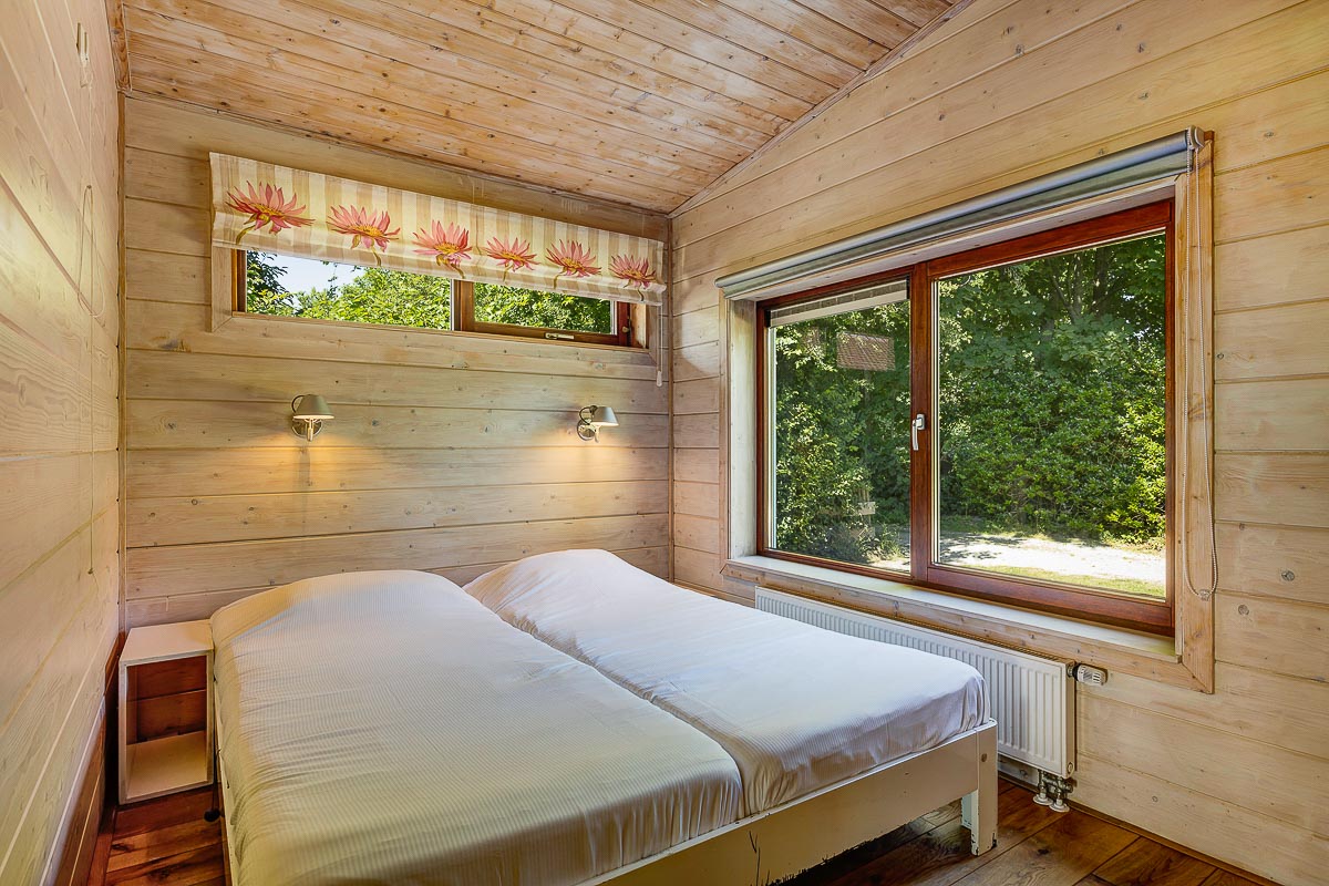  Slaapkamer twee persoons bed Paardebloem vakantiehuis Schiermonnikoog