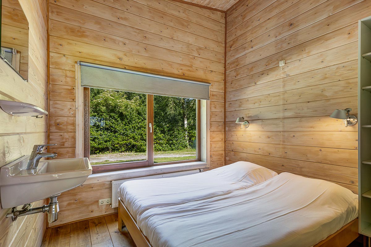  Slaapkamer twee persoons bed Paardebloem vakantiehuis Schiermonnikoog