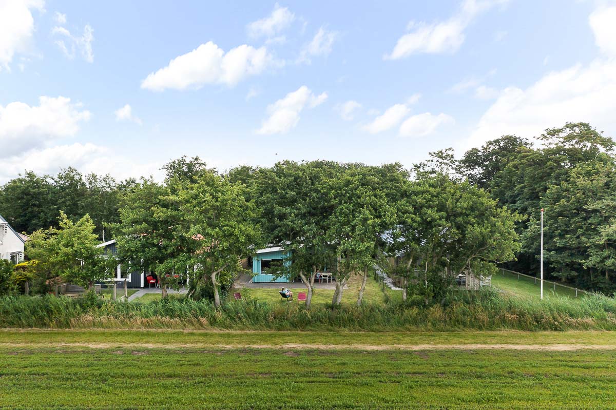  Buiten foto ligging Paardebloem vakantiehuis Schiermonnikoog