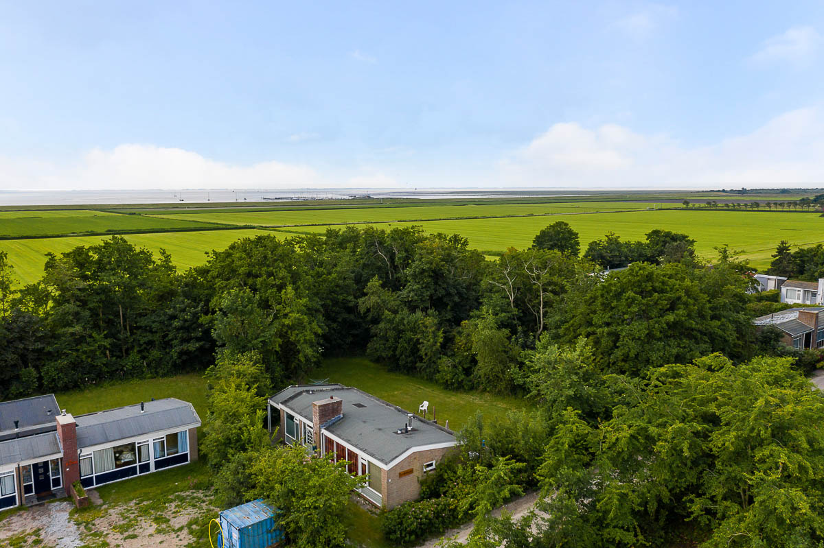 Drone bovenaf prive tuin van vakantiehuisje schiermonnikoog zuiderburen