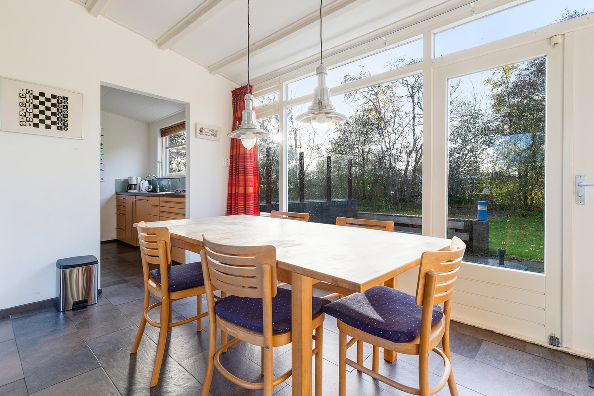 eettafel van vakantiehuisje schiermonnikoog zuiderburen