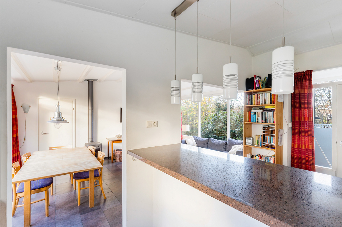 keuken doorkijkje van vakantiehuisje schiermonnikoog zuiderburen