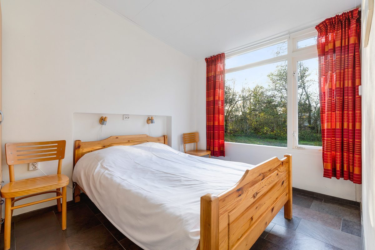 tweepersoonsbed slaapkamer van vakantiehuisje schiermonnikoog zuiderburen