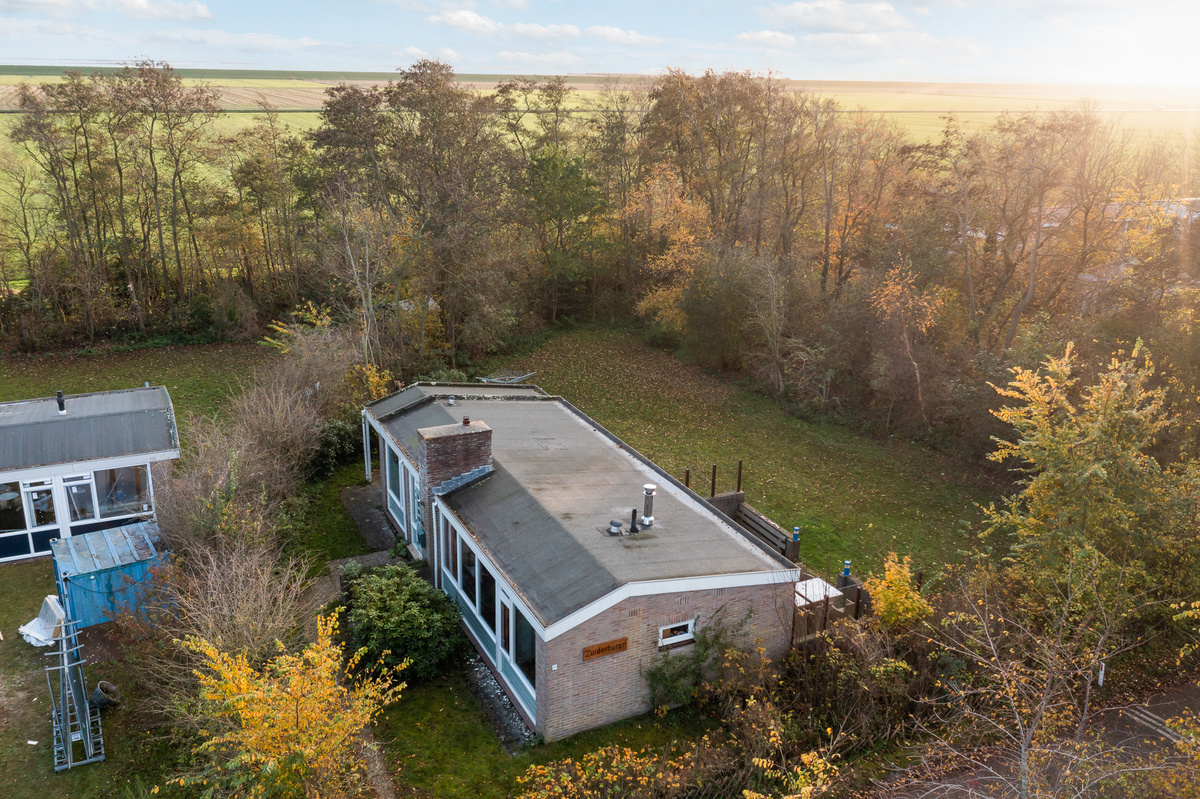 bovenaanzicht zon herfst dronefoto van vakantiehuisje schiermonnikoog zuiderburen