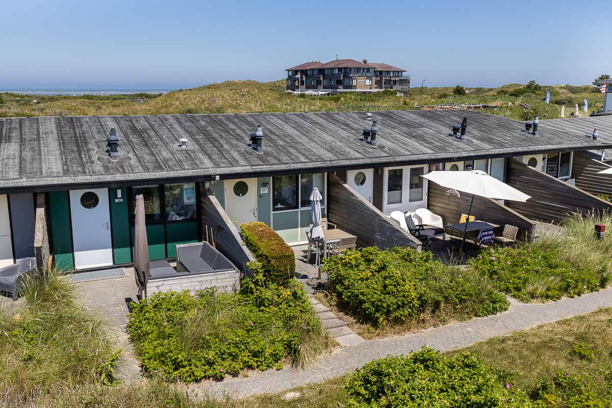 terras van sepia ligging vakantiehuisje op schiermonnikoog