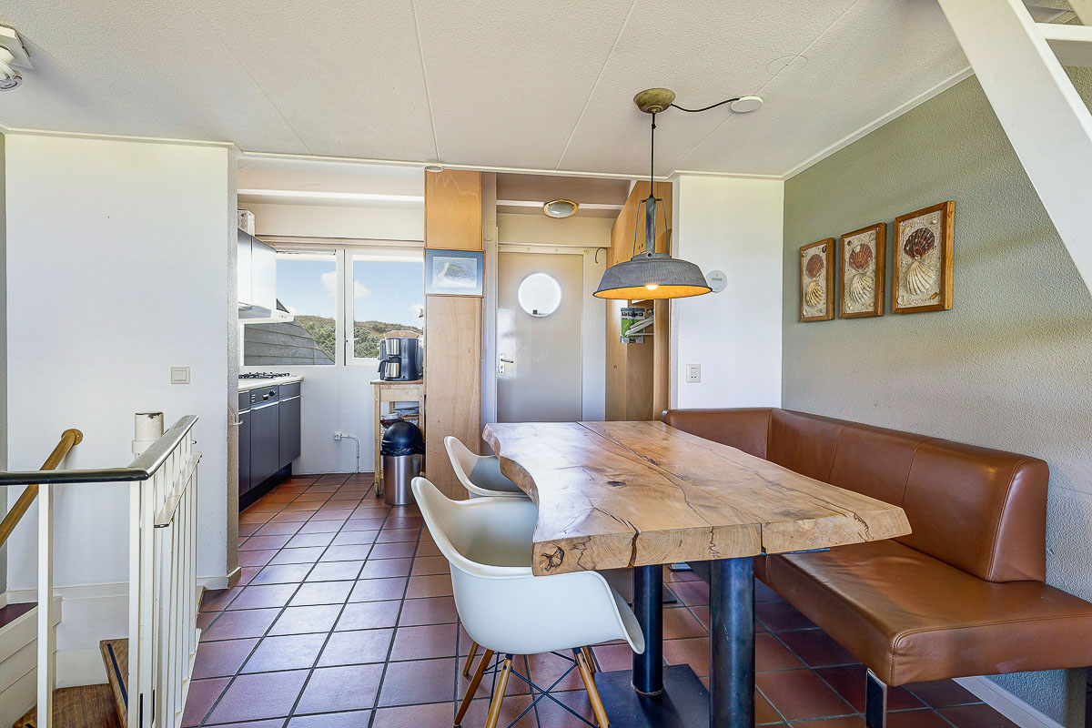 Eettafel sepia vakantiehuisje op schiermonnikoog